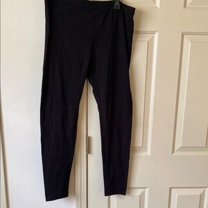 HUE Black Leggings Stretchy Form-Fitting Design